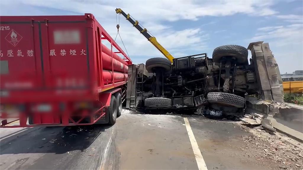 精神不濟?台61撞翻施工吊車 化學槽車頭全毀「護欄被撞破大洞」