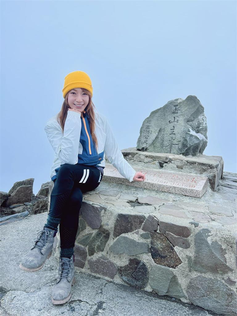 外景遇「颱風暴雨+落石」!1情況「多走33公里」女星崩潰曝背後辛酸