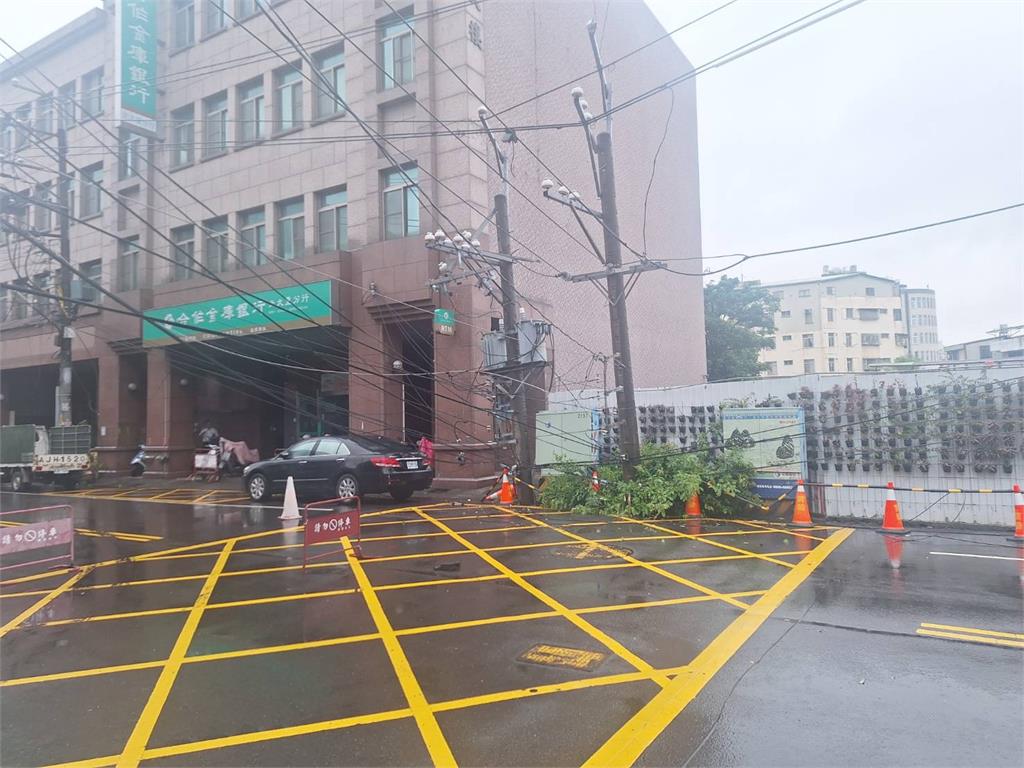 快新聞/台中大里電桿倒塌釀停電 警方冒雨交管估今中午修復