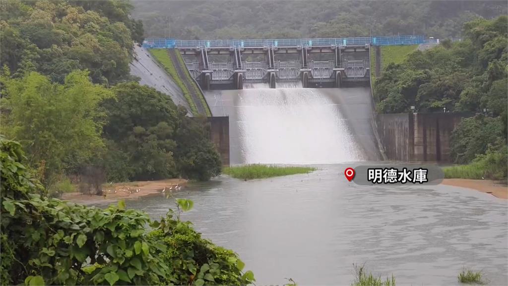 苗栗水庫滿水位限定! 鯉魚潭水庫鋸齒堰溢流美景