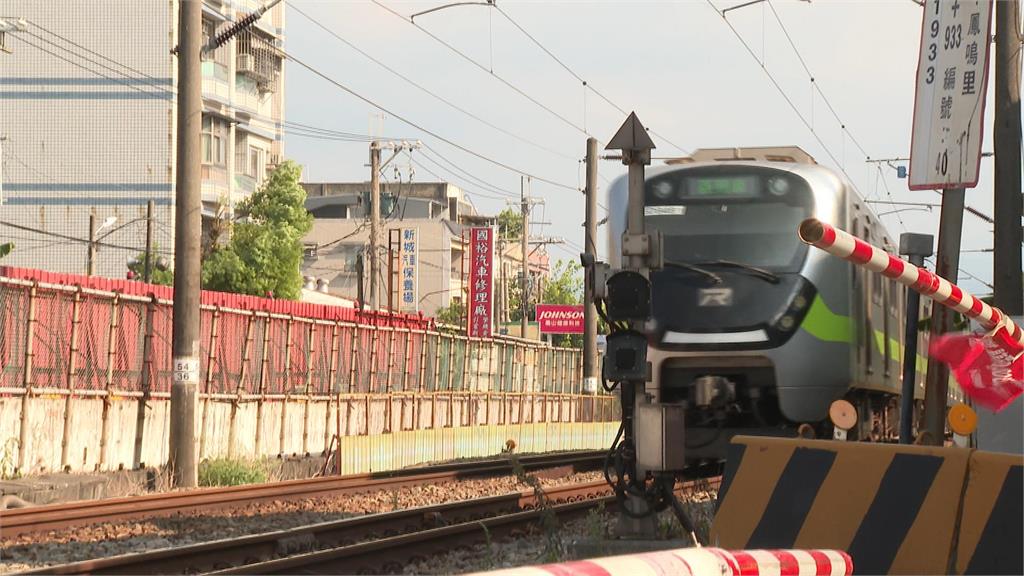 鐵路版玩命關頭! 騎士無視平交道遮斷桿降下硬闖通過