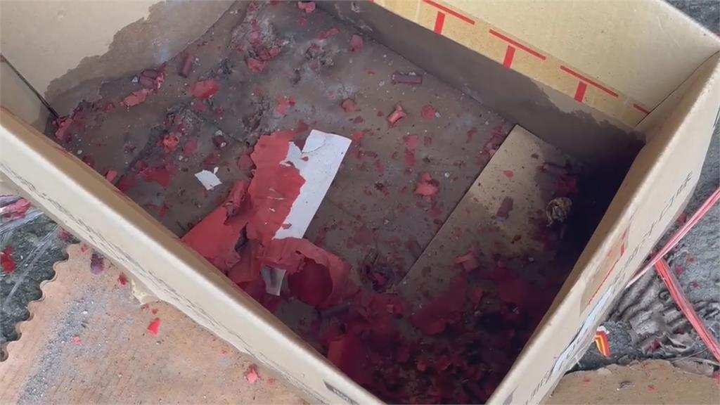 為討債？住宅區放鞭炮、撒冥紙　住戶車庫遭波及、警已掌握嫌犯身分