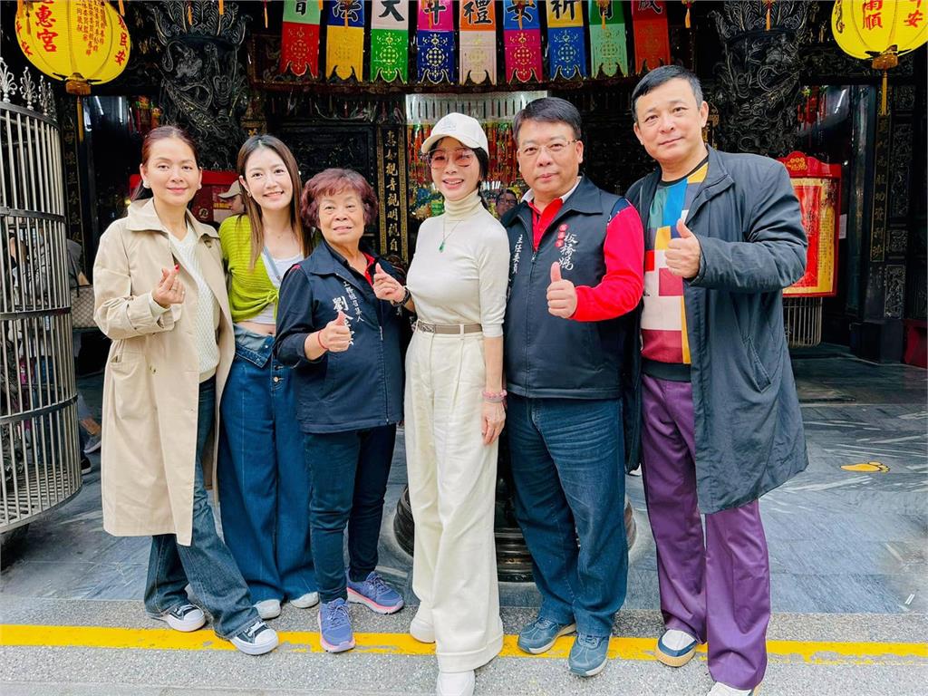 「八點檔小可愛」揪67歲陳美鳳拜月老!她拿紅線露嬌羞表情:願望放心裡
