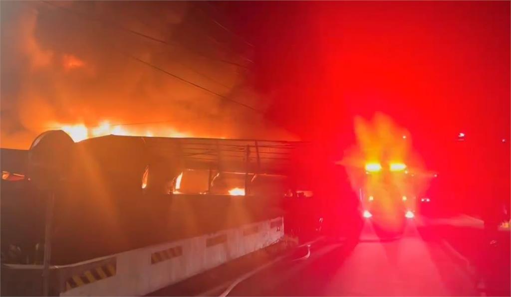 桃園千坪倉儲陷火海傳爆炸聲 2間物流電商貨全燒光