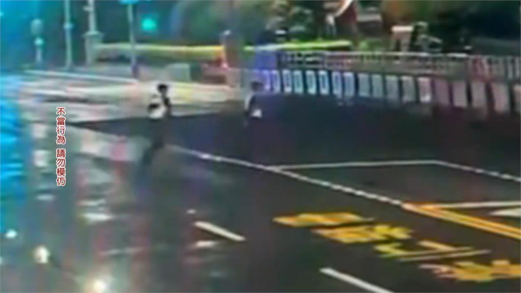 大聲叫囂！持刀企圖闖總統府　男自稱「上帝叫我除掉共產黨」