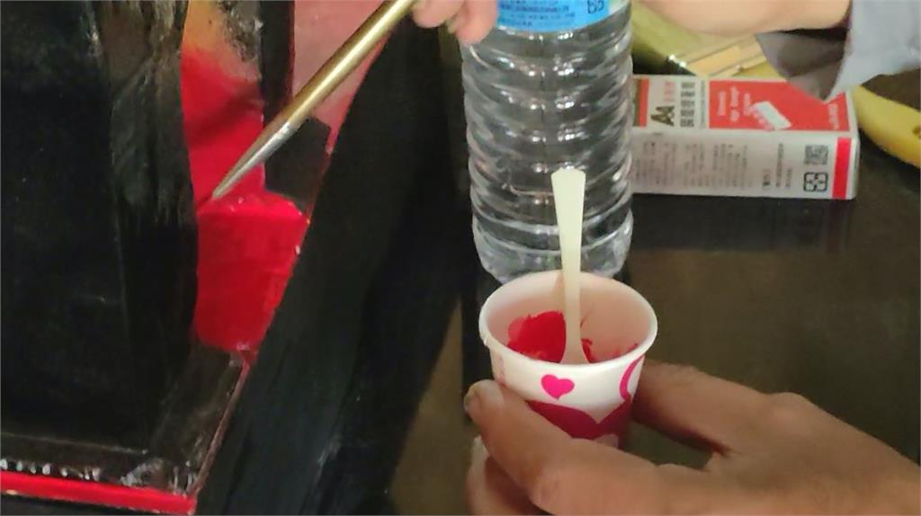 修補信仰也修補人心　修復師替花蓮泡水神像重新上彩