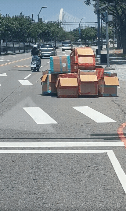 比《玩命關頭》馮迪索還猛!回收阿嬤「開箱型車」上路蛇行…網嚇爛:最高境界