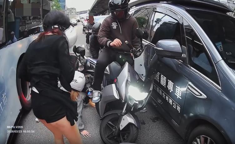 機車停紅燈突「鬼切」擦撞公車？2長腿辣妹「翻滾慘摔」險遭輾畫面曝光