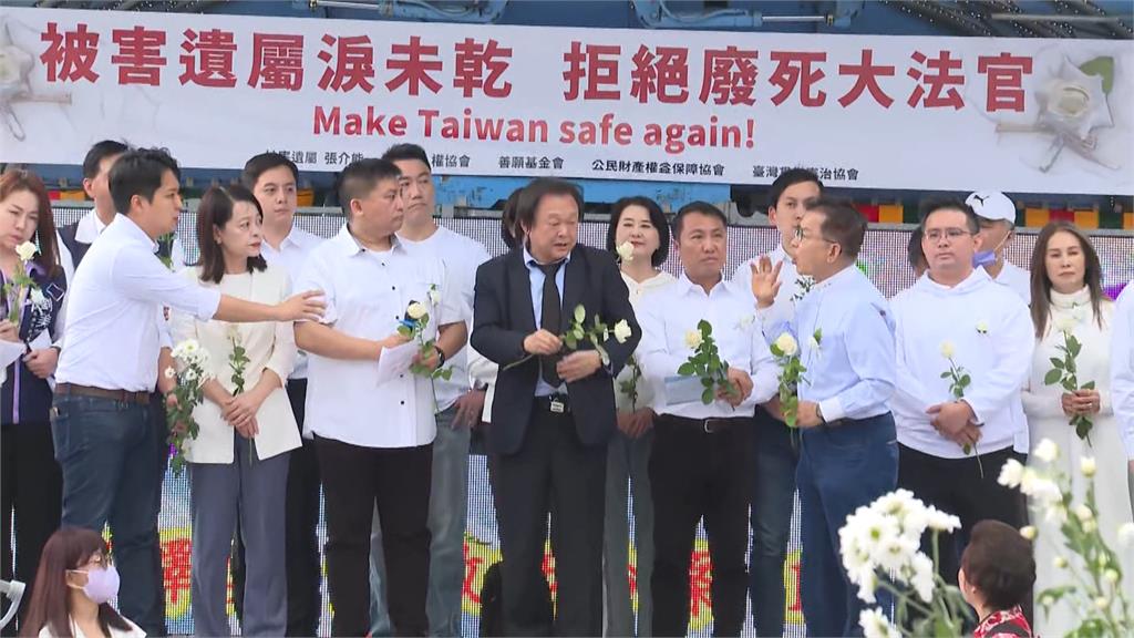 王世堅現身白玫瑰運動遭嗆聲 綠批藍藉死刑煽動民粹