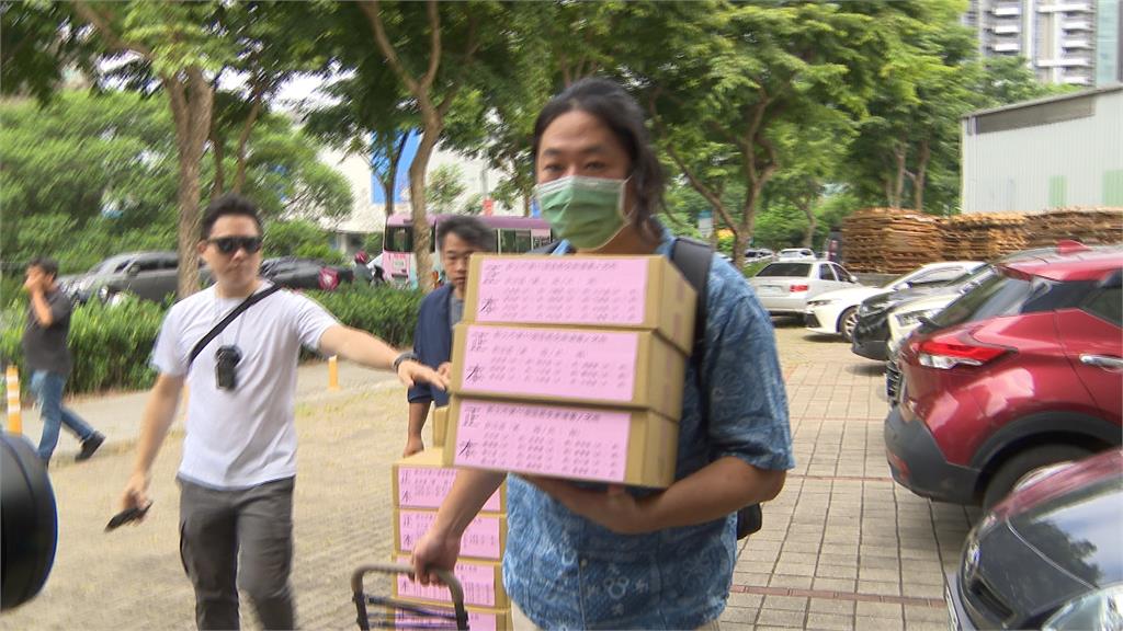 「拔羅波」新北選委會送件2040份 領銜人「這原因」警車護送前往
