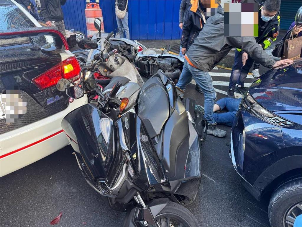 快新聞／停紅燈突暴衝！中和連環撞8車　騎士遭壓車底