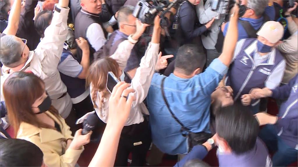 國會改革法案闖關衝突 鍾佳濱、謝龍介多次扭打二度摔倒