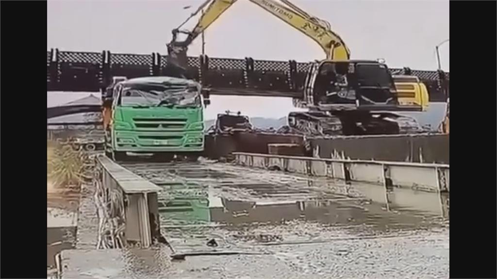 怪手突然180度大迴轉 砂石車閃避不及撞上吊臂