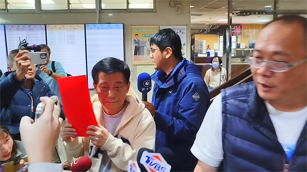 快新聞／畢書盡父親2度被通緝！涉逃漏稅6百多萬　低調現身北院開庭稱「不知情」