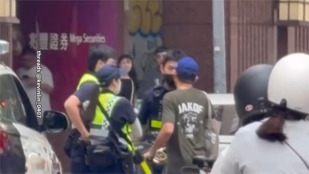 誇張！牽YouBike闖燈過馬路　騎士不滿開單當場嗆警