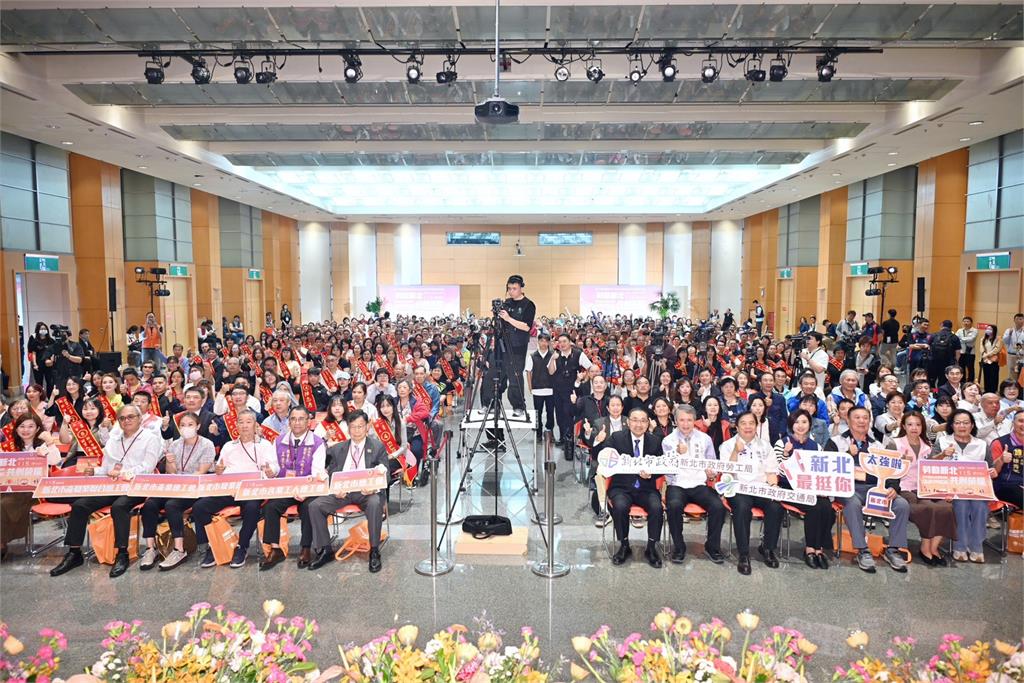 勞動節前夕　侯友宜表揚243位新北模範勞工、優良駕駛