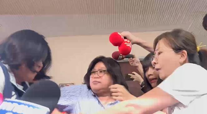 快新聞/陳玉珍動手搶「尖叫雞」、撕毀綠委道具 郭昱晴慘遭陳玉珍抓傷