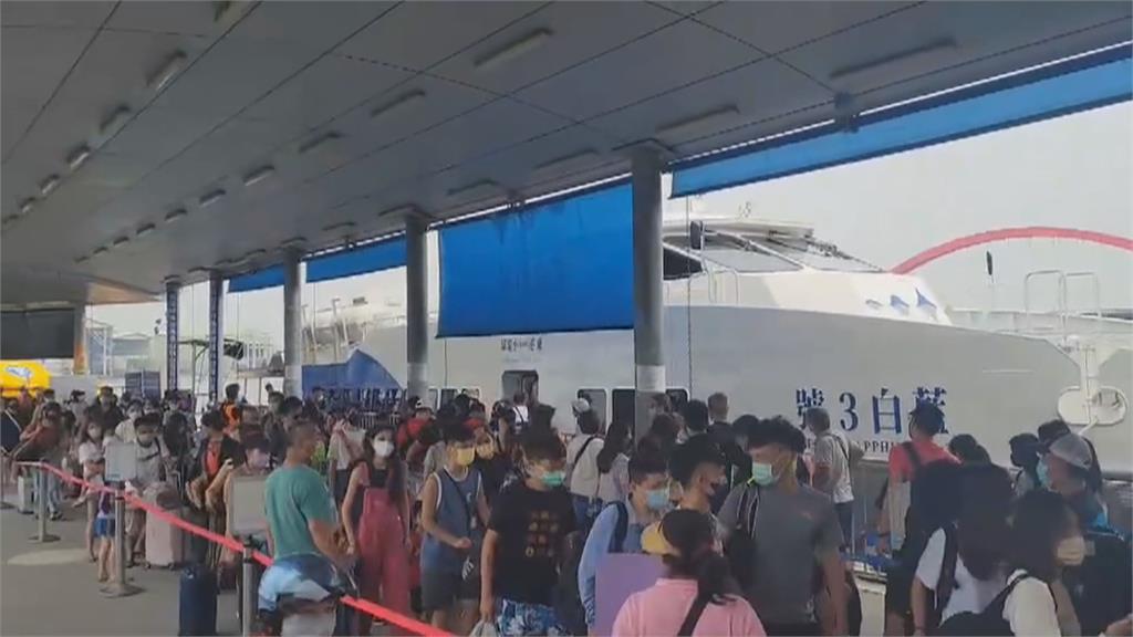 東琉線12~13日停航 下午風浪增強如坐海盜船