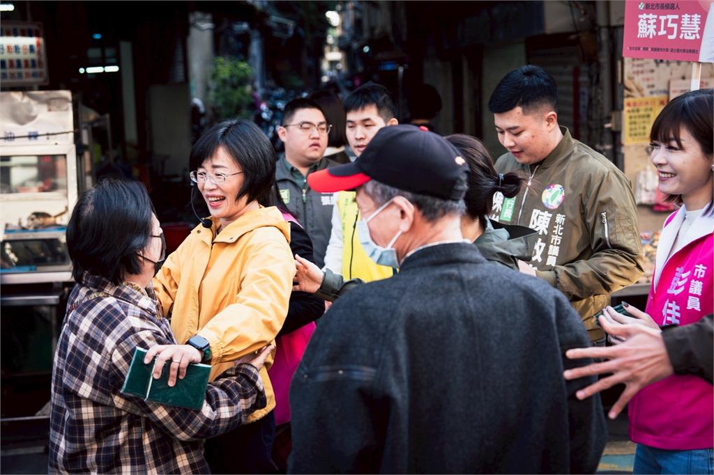 快新聞/人氣超旺!蘇巧慧首度以參選人身分掃街 民眾嗨喊「蘇市長」