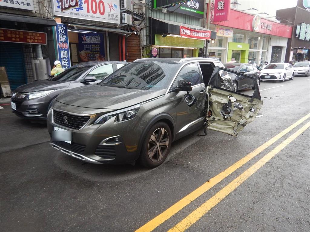 大吊車移為閃前方擊煞車輛往左偏移　撞擊休旅車車門幾乎要被削掉