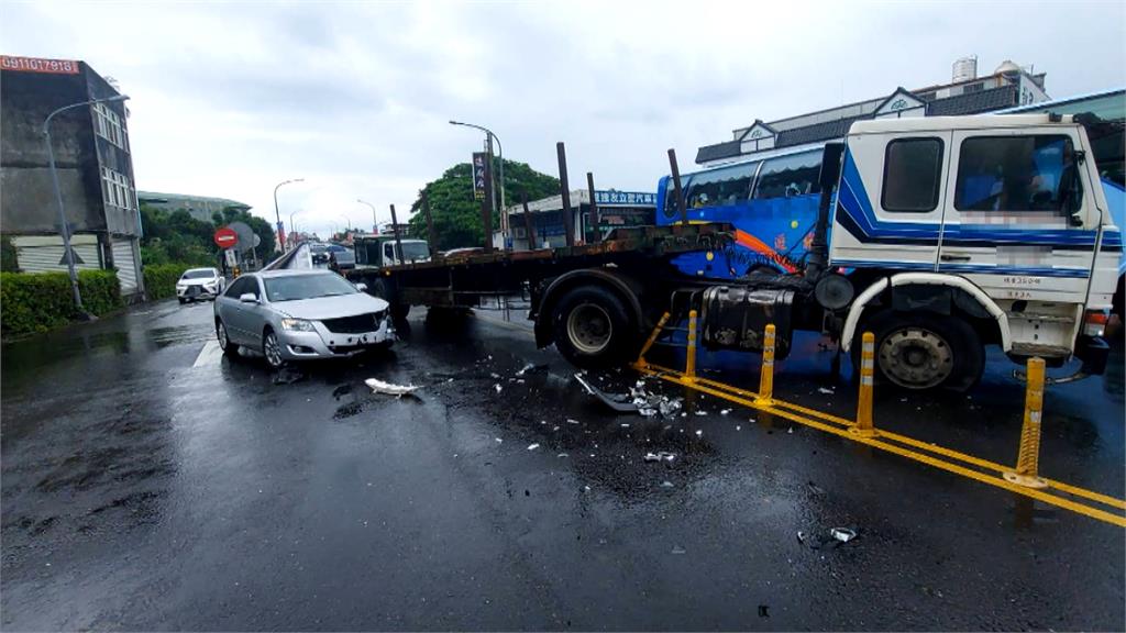 曳引車下橋...　見小客車突然切換車道　砰！兩車擦撞　現場一片狼藉