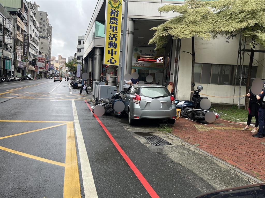 台南69歲駕駛誤踩油門　暴衝撞斷柵欄、8台機車
