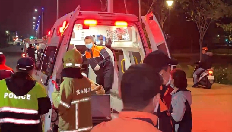 除夕驚魂！轎車與救護車擦撞　釀六人受傷、７旬婦一度OHCA