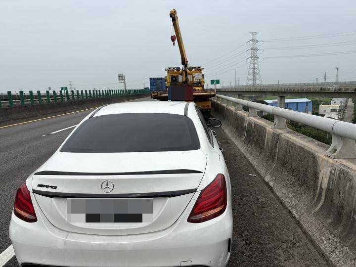 快新聞／離譜！19歲少女「酒後開進口車上國4」猛撞前車釀3傷　畫面曝光