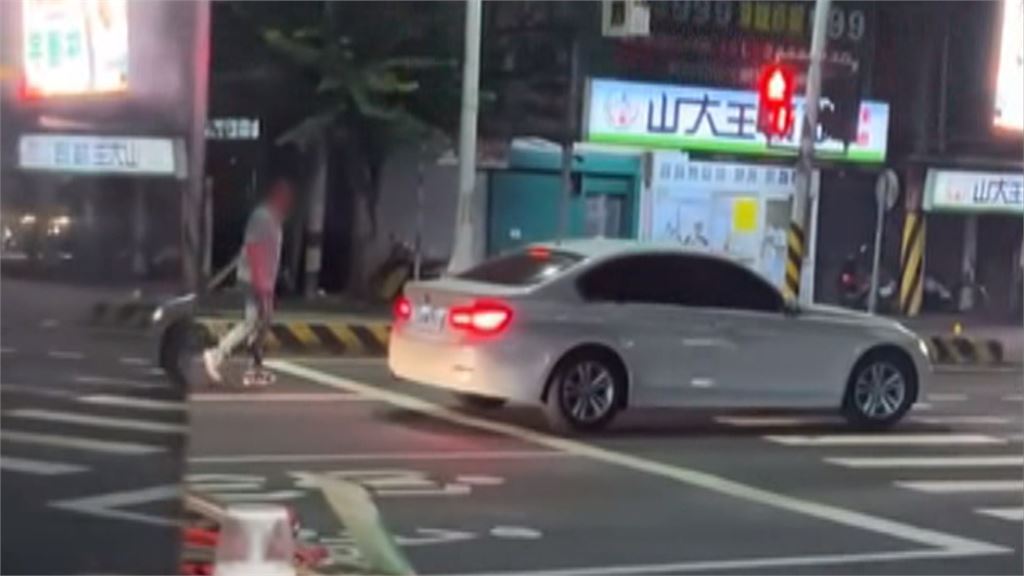 誤認戰鬥邀約？台中2車「按喇叭」衝突　1人疑持石砸窗