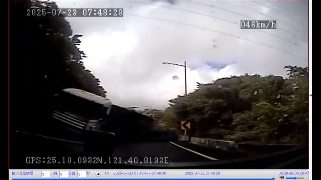 萬里聯結車撞國光客運釀「1死14傷」 驚險行車紀錄器畫面曝光