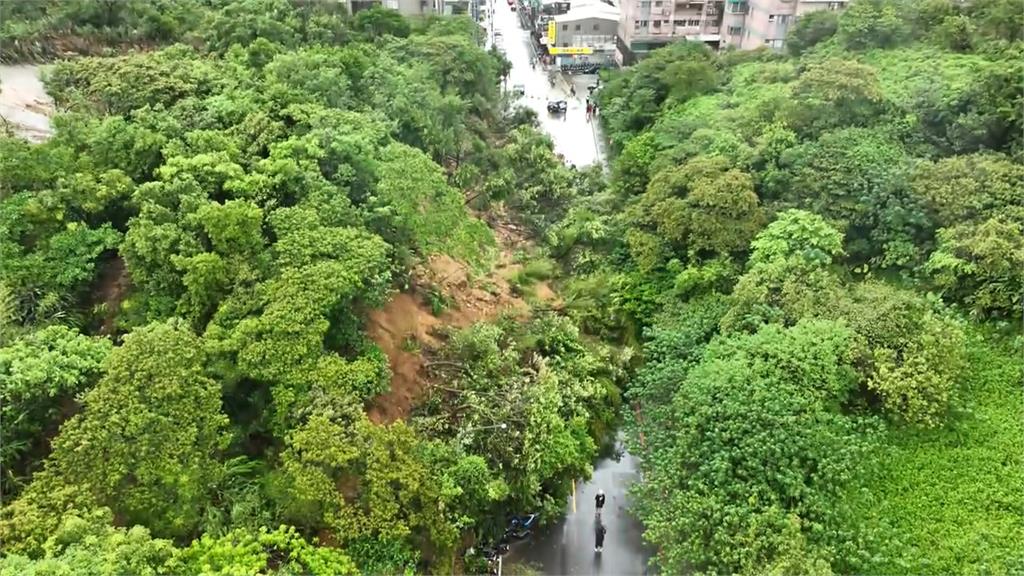 山陀兒餘威！基隆清晨豪大雨　新豐街社區土石崩落阻交通