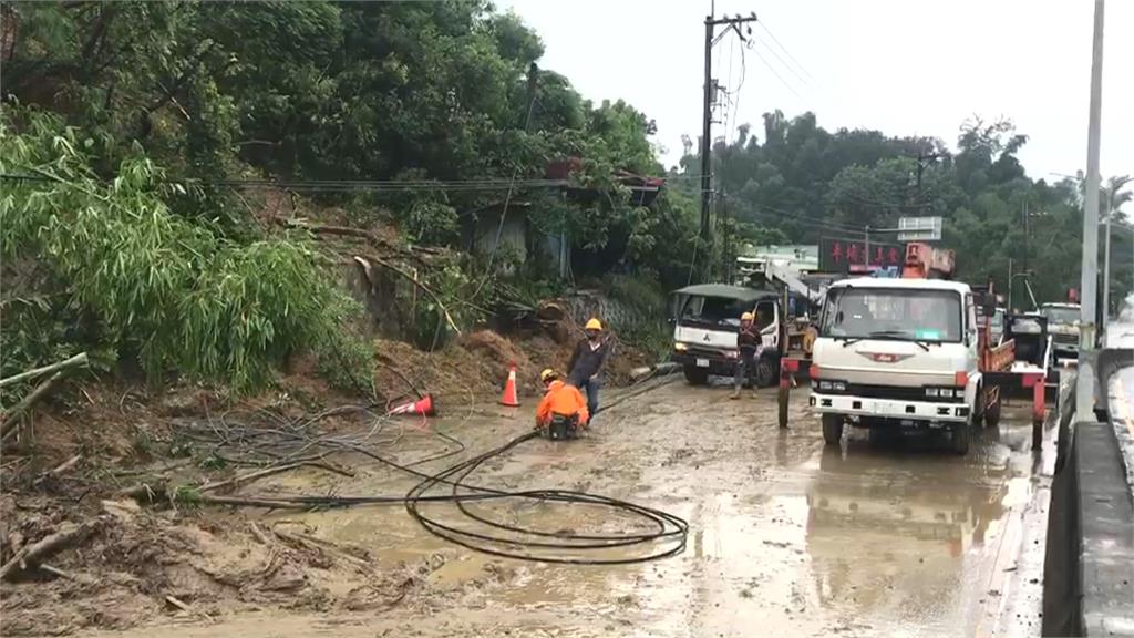 台20線連3天大雨山坡滑落 　「轟」一聲電桿斷了 