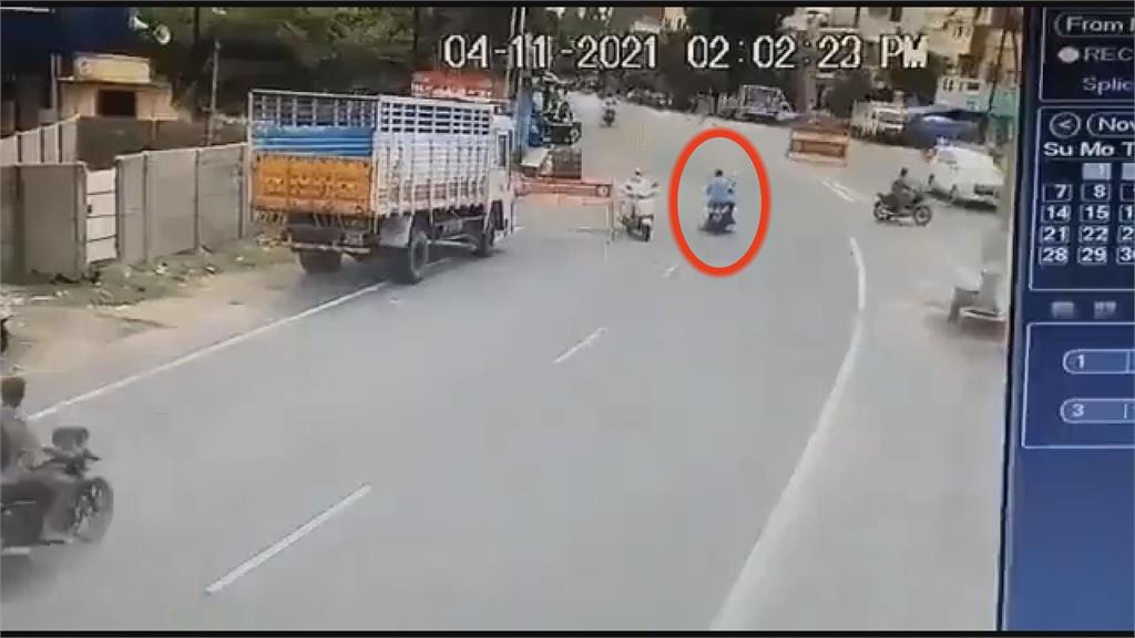 驚悚畫面曝!父子買鞭炮慶過節 騎車路上突爆炸釀2死3傷