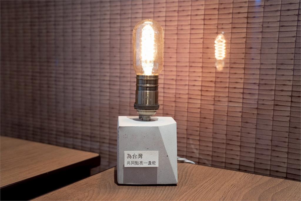 快新聞／偷臭？黃國昌會鄭麗文送「這物」　網笑：諷她腦袋裝水泥嗎