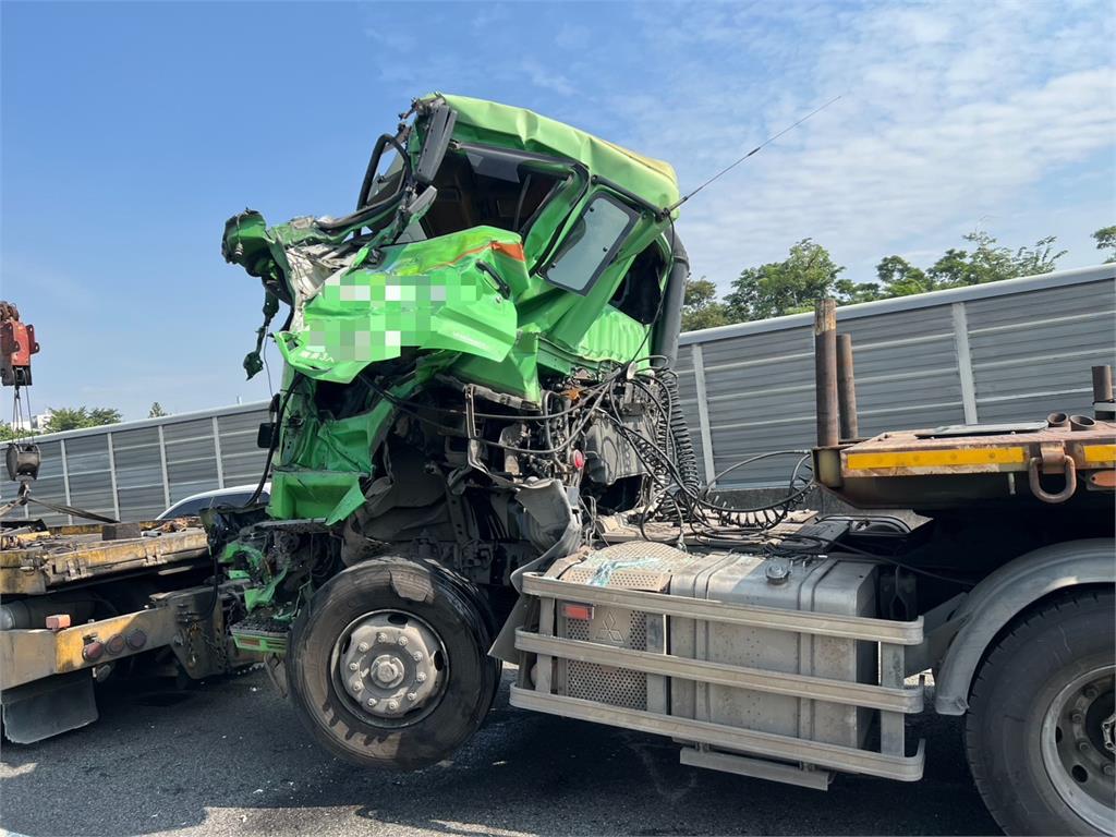 快新聞/碰!高雄國1瑞隆路段爆3車連環撞 曳引車頭全爛誇張畫面曝光