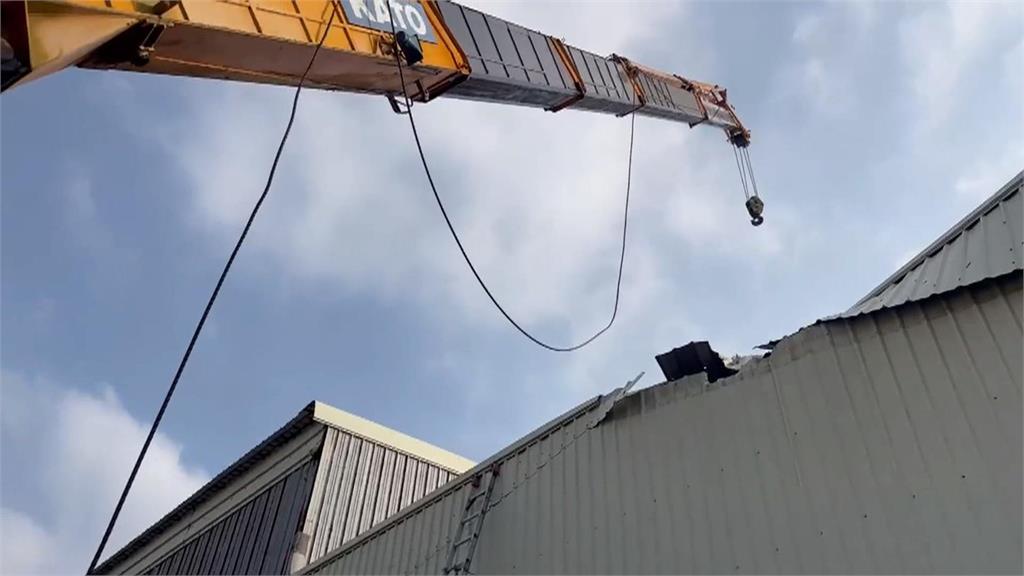 吊掛作業出差錯！　吊鉤大角度砸進駕駛座司機當場身亡