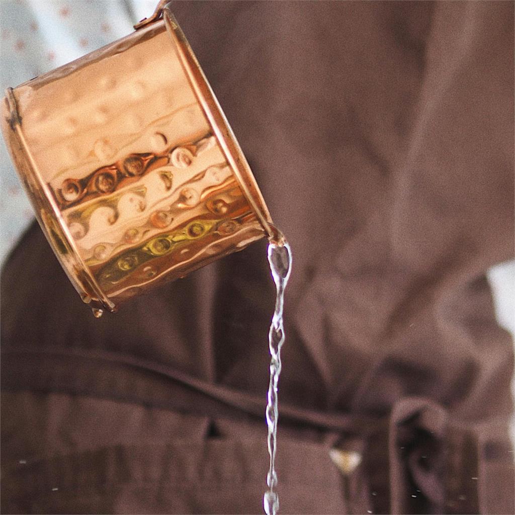 牛仔褲洗滌後褪色老舊怎麼辦？專家教防退色「1妙方」讓它煥然一新