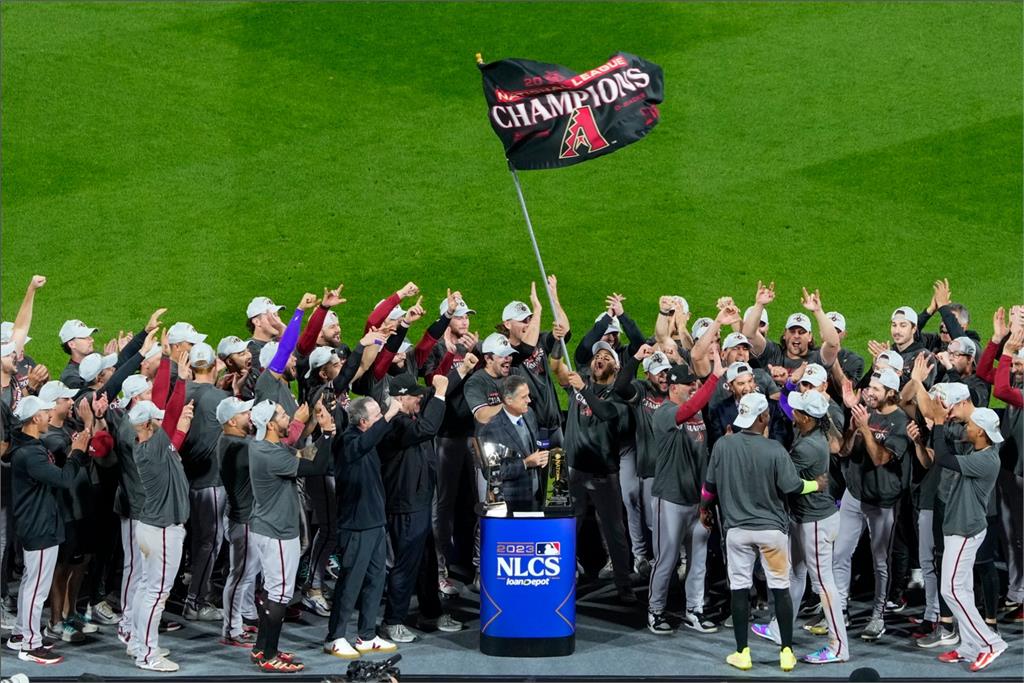 MLB／響尾蛇闖世界大賽太嗨！球員在費城人主場「插旗」畫面曝光惹議