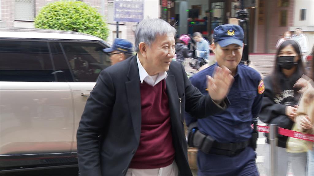 京華城案審理倒數！　支持者衝上去抱柯、瘋狂捏臉