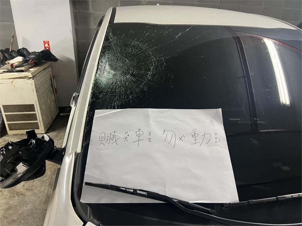 快新聞/還辯撞到石頭?邱軍肇事車輛曝 後照鏡斷裂、擋風玻璃碎成蜘蛛網