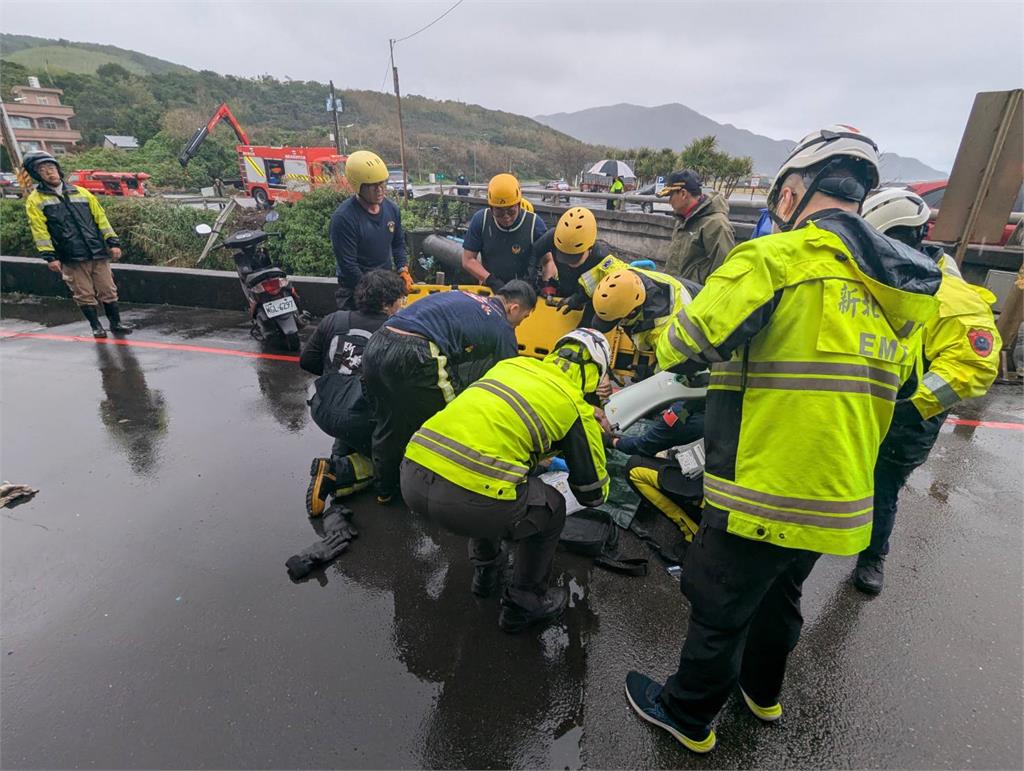 快新聞／新北貢寮嚴重車禍！翻覆跌至河道　駕駛命危送醫搶救