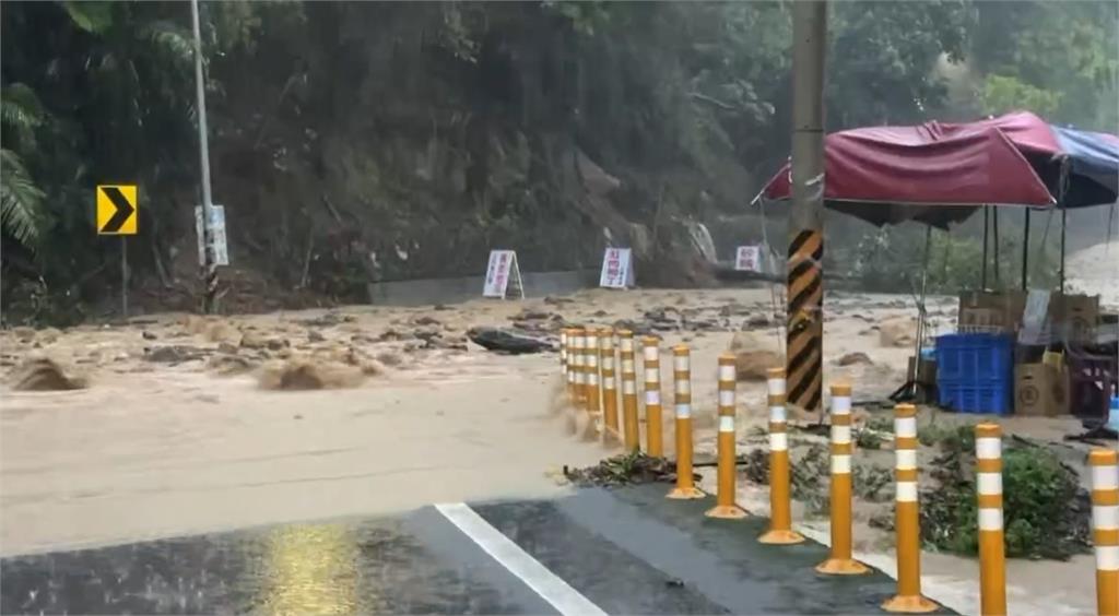 快新聞／淹水警戒範圍擴大！苗栗高鐵停車場成水池　南庄縣道遭泥流淹沒　