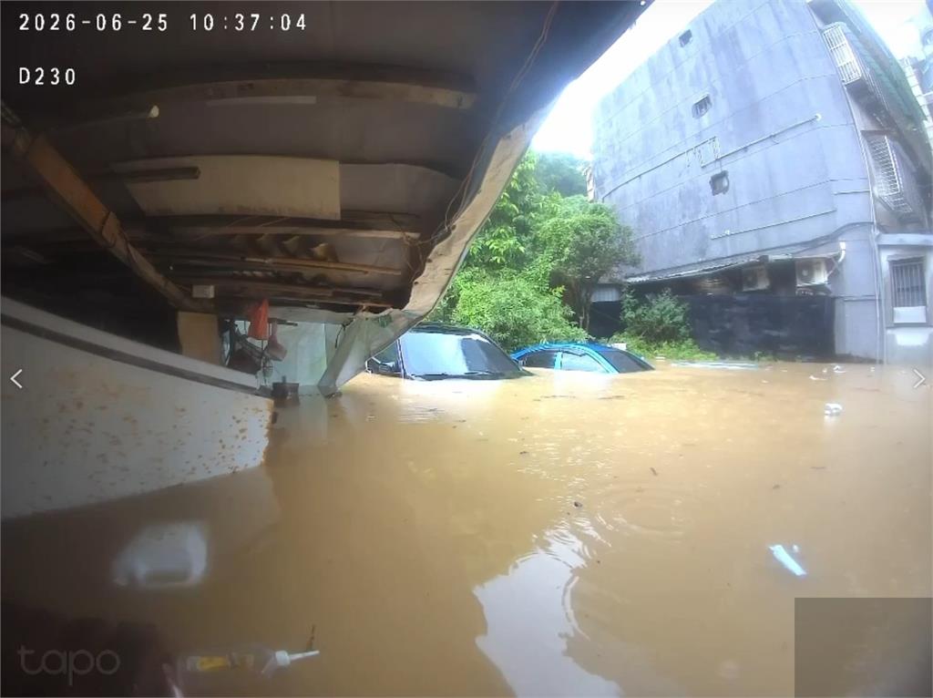 內湖金龍路馬路變黃河、車泡水！阿嬤驚呼大水「像海浪一直湧」灌進家門