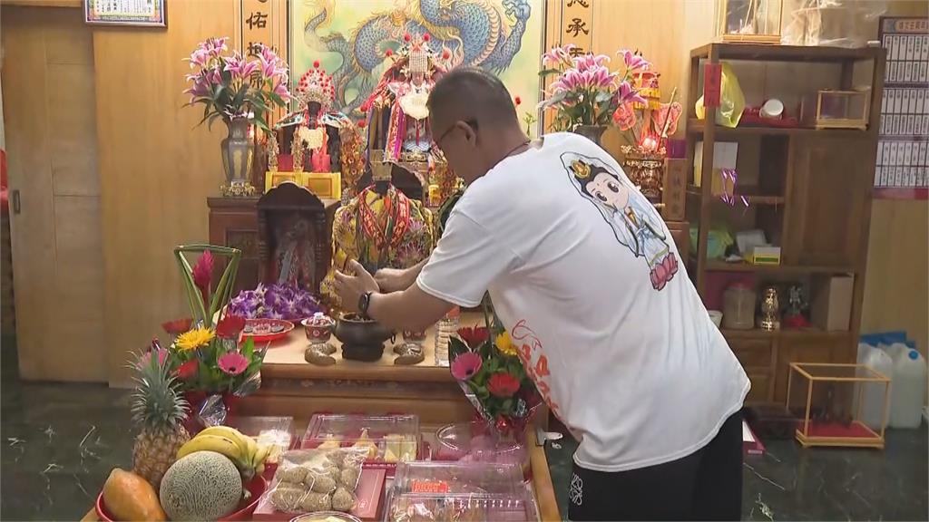 佛像開光儀式超霸氣! 千萬現鈔、5支鑽錶當供品
