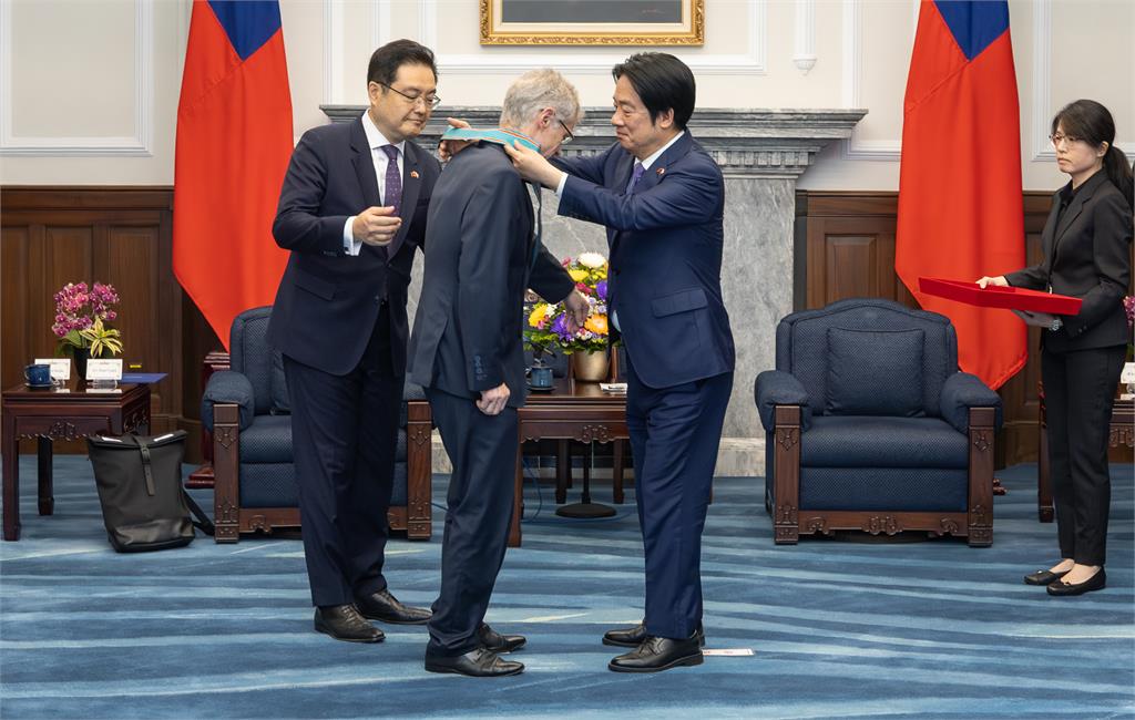 快新聞／不畏中國壓力再訪台！韋德齊獲賴總統贈勳　林佳龍憶「我是台灣人」感動一幕
