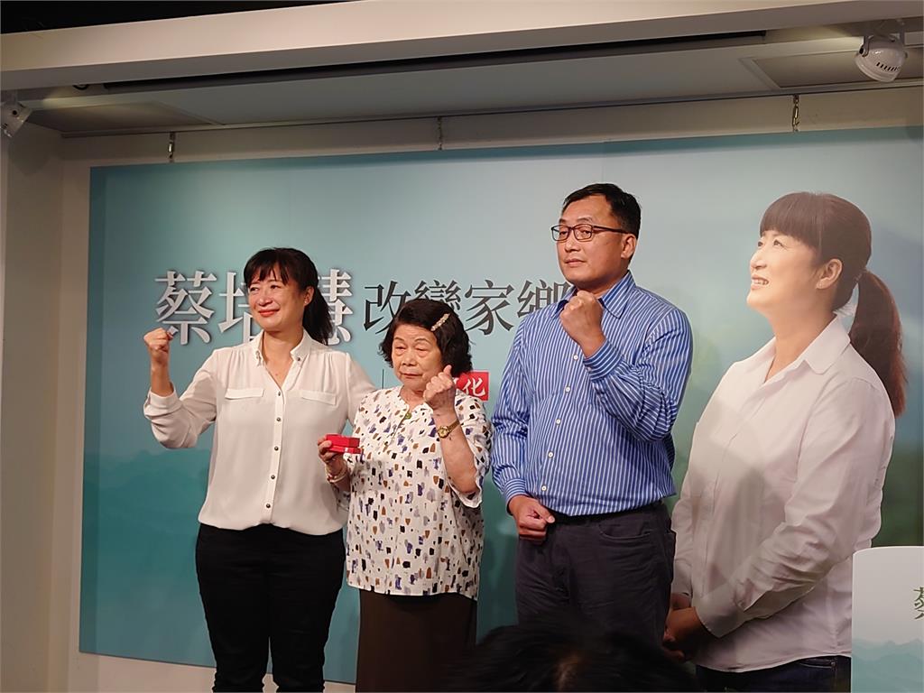 新書發表會母親、胞弟驚喜現身! 蔡培慧淚灑記者會向媽媽告白