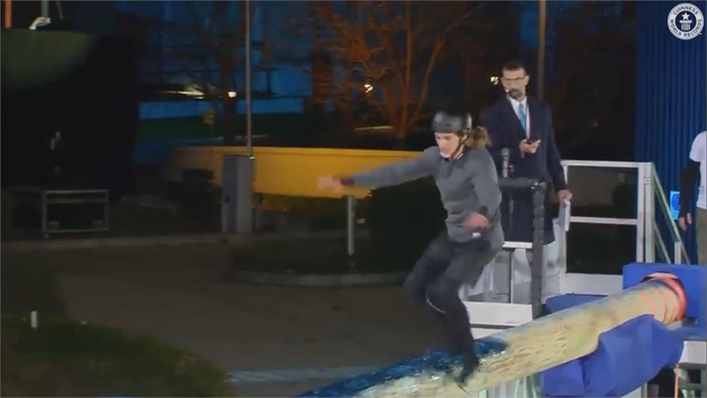 抹油滑桿競速拚紀錄! 挑戰者慘摔東倒西歪
