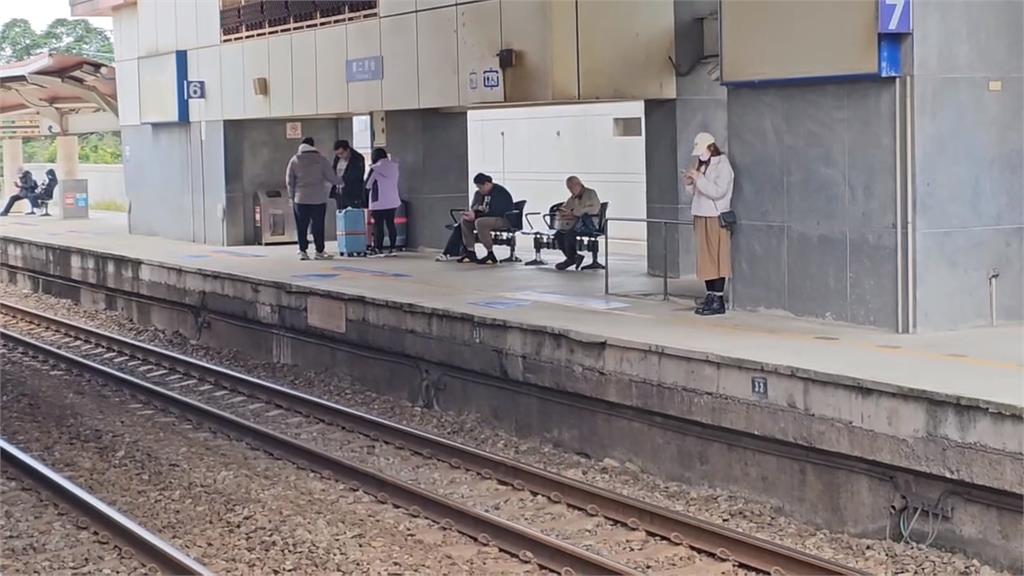 脫序!莒光號起步 男竟「伸腳阻關門」下場慘了