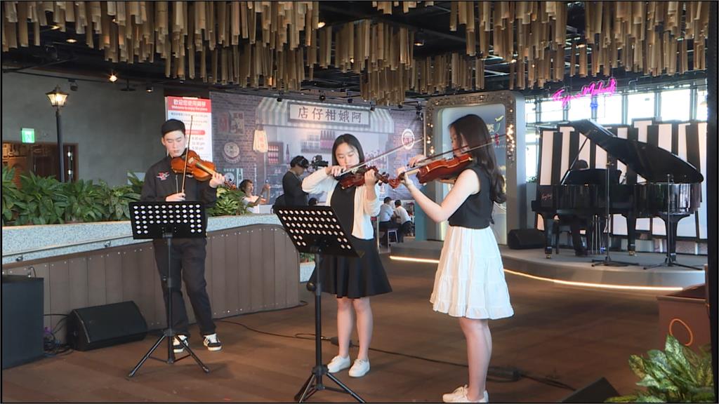 桃園機場公司舉辦公益音樂會 華航總座帶三兒女演奏