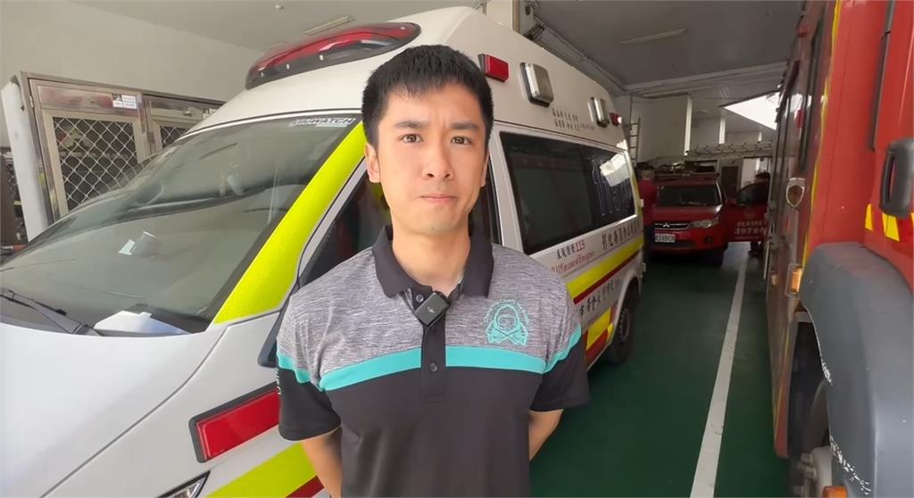 驚險一瞬間！曳引車剛駛出轉彎　女騎士突慘摔差點被輾斃